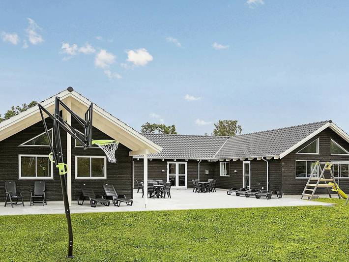 Ferieudlejning for 24 personer, med Jacuzzi og Terrasse såvel som Pool og Sauna i Halsnæs