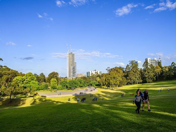 Ganze Wohnung, Zentrales 2-Bett mit Parkplatz und atemberaubender Aussicht in Parramatta, Sydney