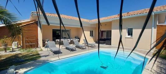 Cottage pour 8 personnes, avec piscine ainsi que vue et jardin à Angresse