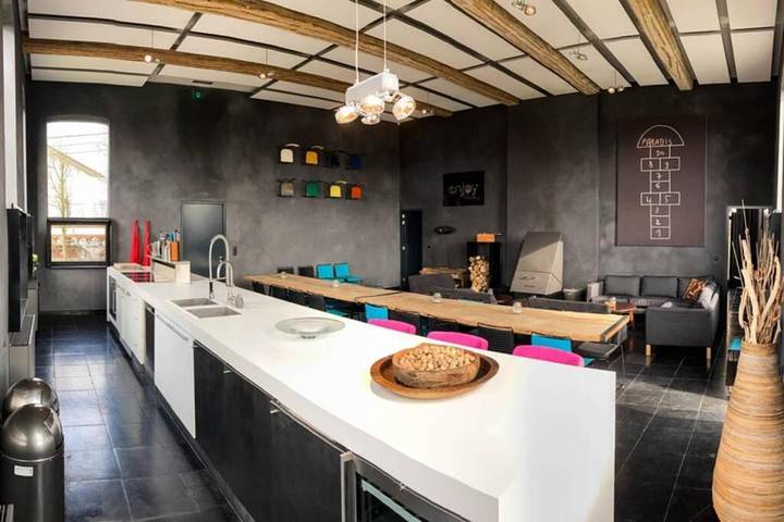 Location de vacances pour 21 personnes, avec vue ainsi que terrasse et jardin à Anhée - 4