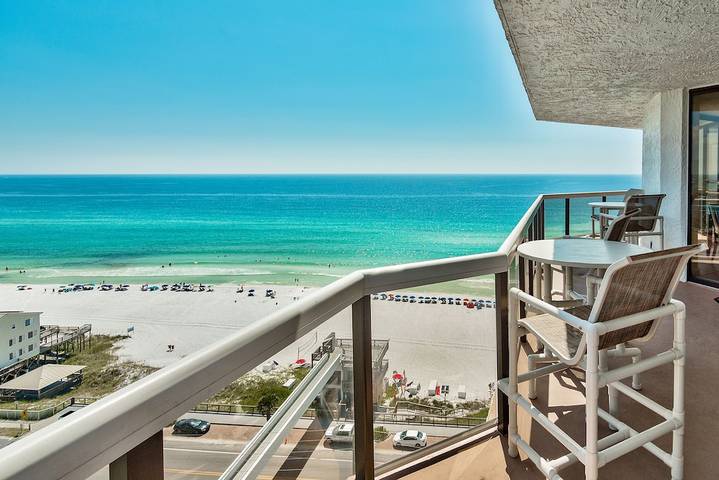 Vacation rental for 10 people, with pool and balcony as well as hot tub in Miramar Beach