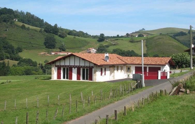 Location de vacances pour 6 personnes, avec terrasse et jardin, animaux acceptés à Bidarray