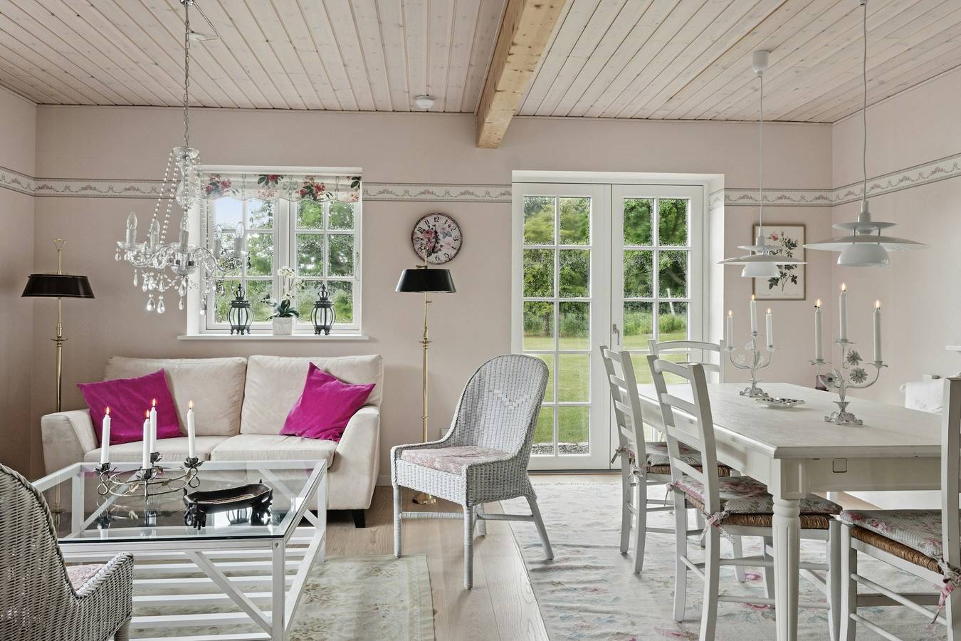 Guest house by lake and forest in Swedish Baltic Sea