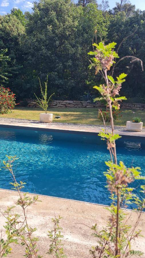 Location de vacances pour 3 personnes, avec piscine ainsi que vue et jardin à Méounes-lès-Montrieux - 4