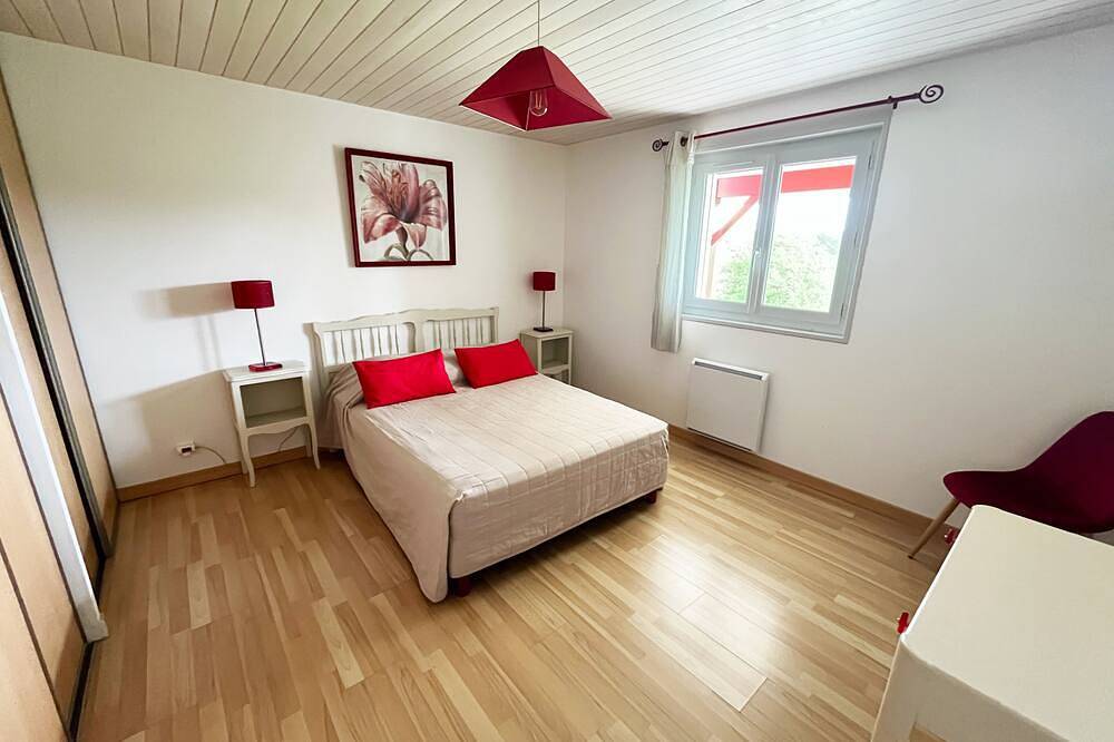 Appartement entier, Gîte classé, décoration soignée, ensoleillé, vue panoramique sur campagne in Hasparren, Région de Bayonne