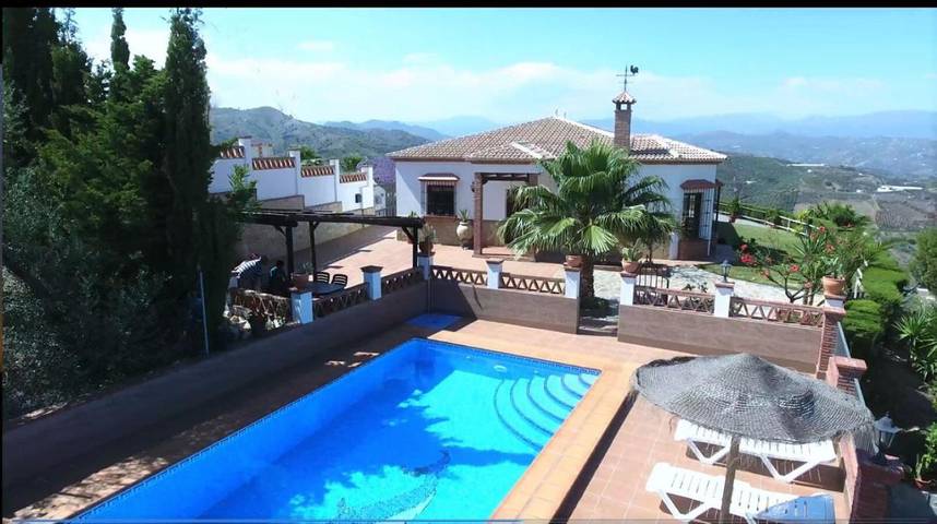Ferienhaus für 10 Personen, mit Terrasse und Garten sowie Pool und Ausblick