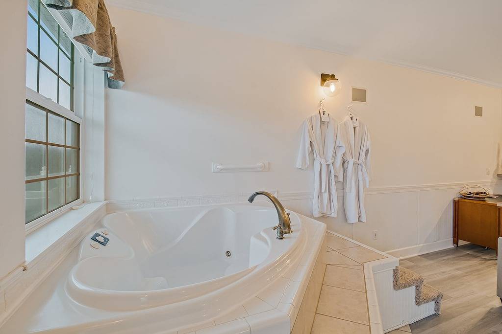 Ganze Wohnung, Hundefreundliche Ferienwohnung am Wasser mit Balkon und Blick auf den Innenhof - in Strandnähe! in Ocean Shores Beach, Ocean Shores