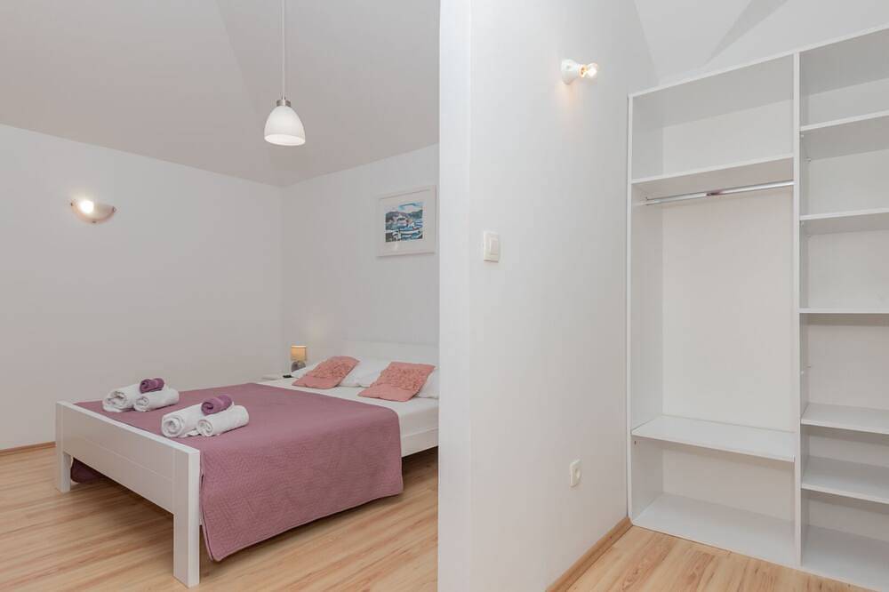 Villa Ruža - Omiš by Villas Guide in Dalmatinisches Zagora