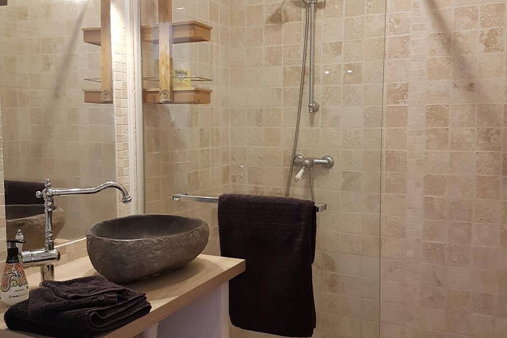 Appartement entier, Studio de 30 m² face au chateau de Picasso in Vauvenargues, Région d'Aix-en-Provence