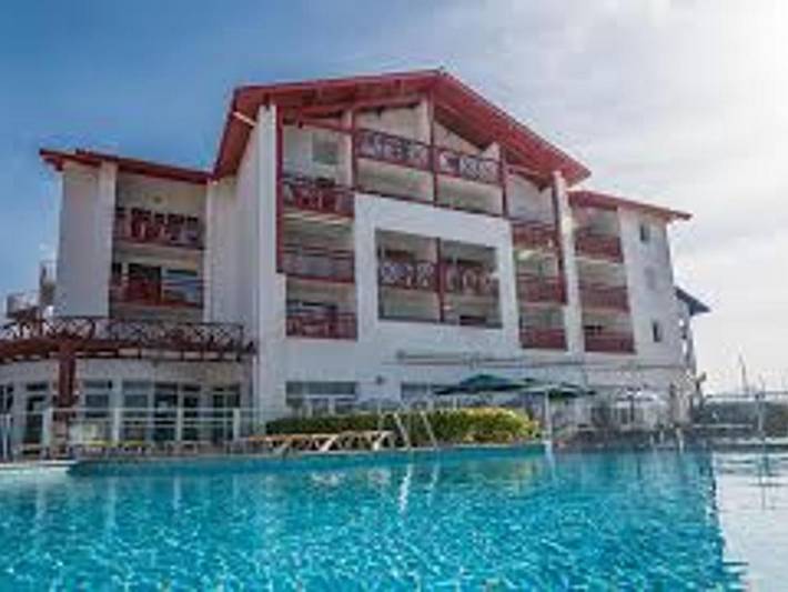 Gîte pour 4 personnes, avec terrasse et piscine dans Casino d'Hendaye