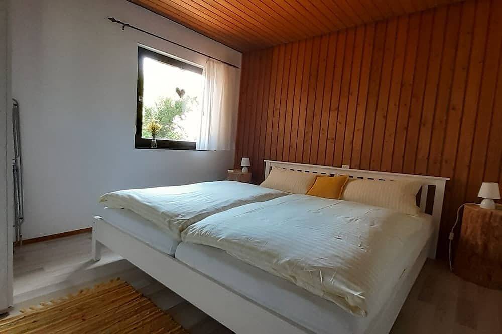 Ganze Wohnung, Ferienwohnung im Erdgeschoss (80qm) mit 3 Schlafzimmern und Terrasse in Fladungen, Rhön-Bayern