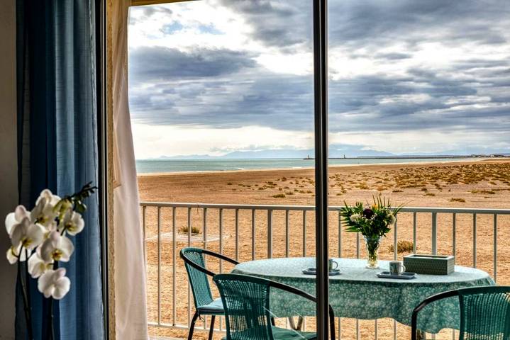 Gîte pour 3 personnes, avec Terrasse ainsi que Piscine et Vue dans Plage des Ayguades