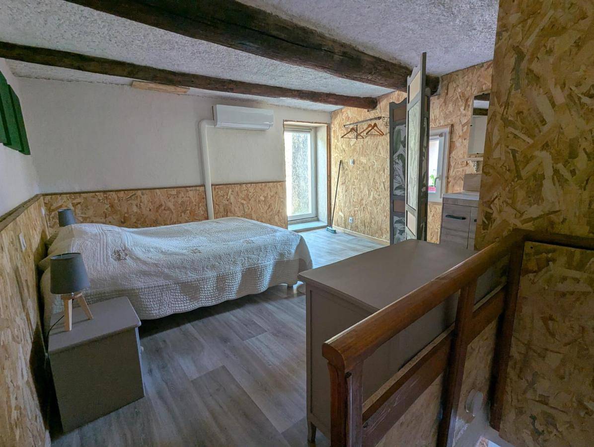 Appartement entier, One-Bedroom Apartment in L'Escale (Alpes-de-Haute-Provence), Région de Forcalquier