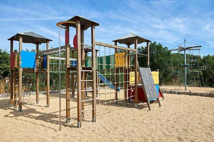 Parc de vacances pour 6 personnes, avec jacuzzi et terrasse ainsi que jardin et piscine à La Chapelle-Hermier - 4