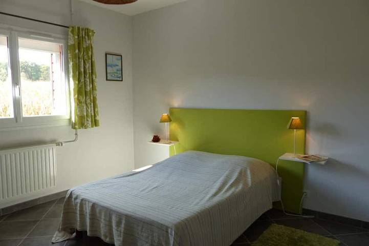 Gîte pour 6 personnes, avec piscine ainsi que jardin et terrasse à Isle-et-Bardais - 4