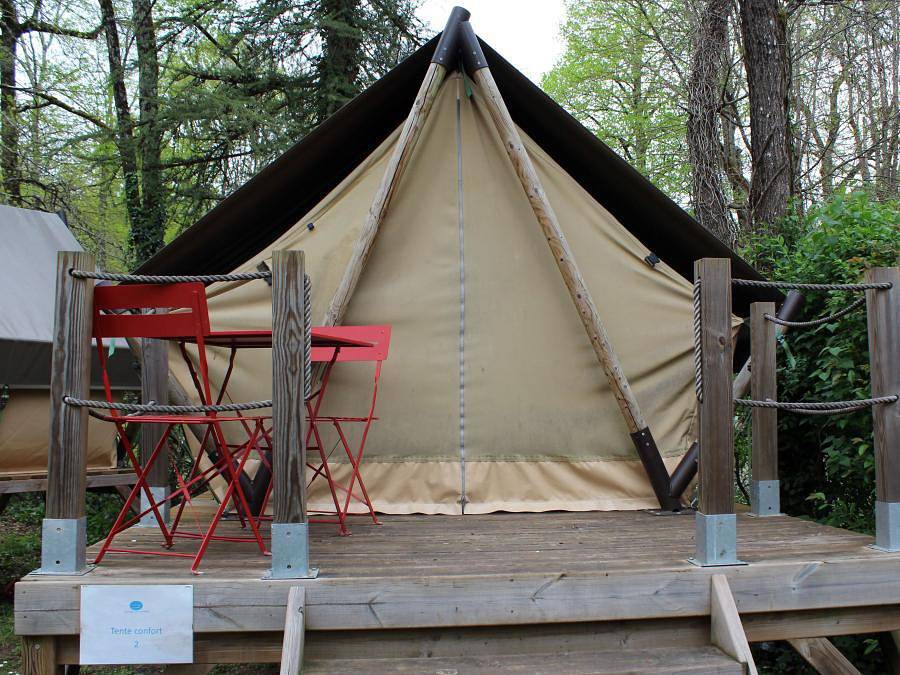 Flower Camping De la Plage - Tent 2 persons - Ready to camp 6m² 1 bedroom - without sanitary facilities + terrace 3m² 2 pers in Saint-Cirq-Lapopie, Causses du Quercy Regional Nature Park