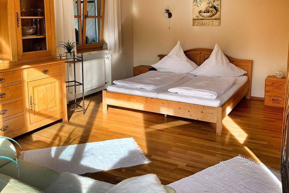 Ganze Wohnung, Ferienwohnung mit 2 separaten Schlafzimmern, Wohnraum mit Kachelofen, Bergblick in Samerberg, Bayerische Alpen