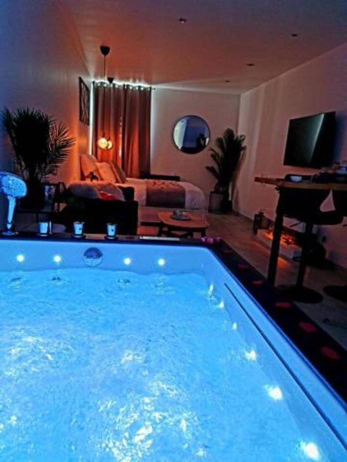 Gîte pour 2 personnes, avec jacuzzi dans Saint-Étienne - 3