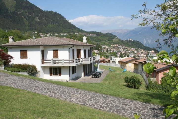 Ferienhaus für 5 Personen, mit Garten und Ausblick sowie Seeblick in Tignale
