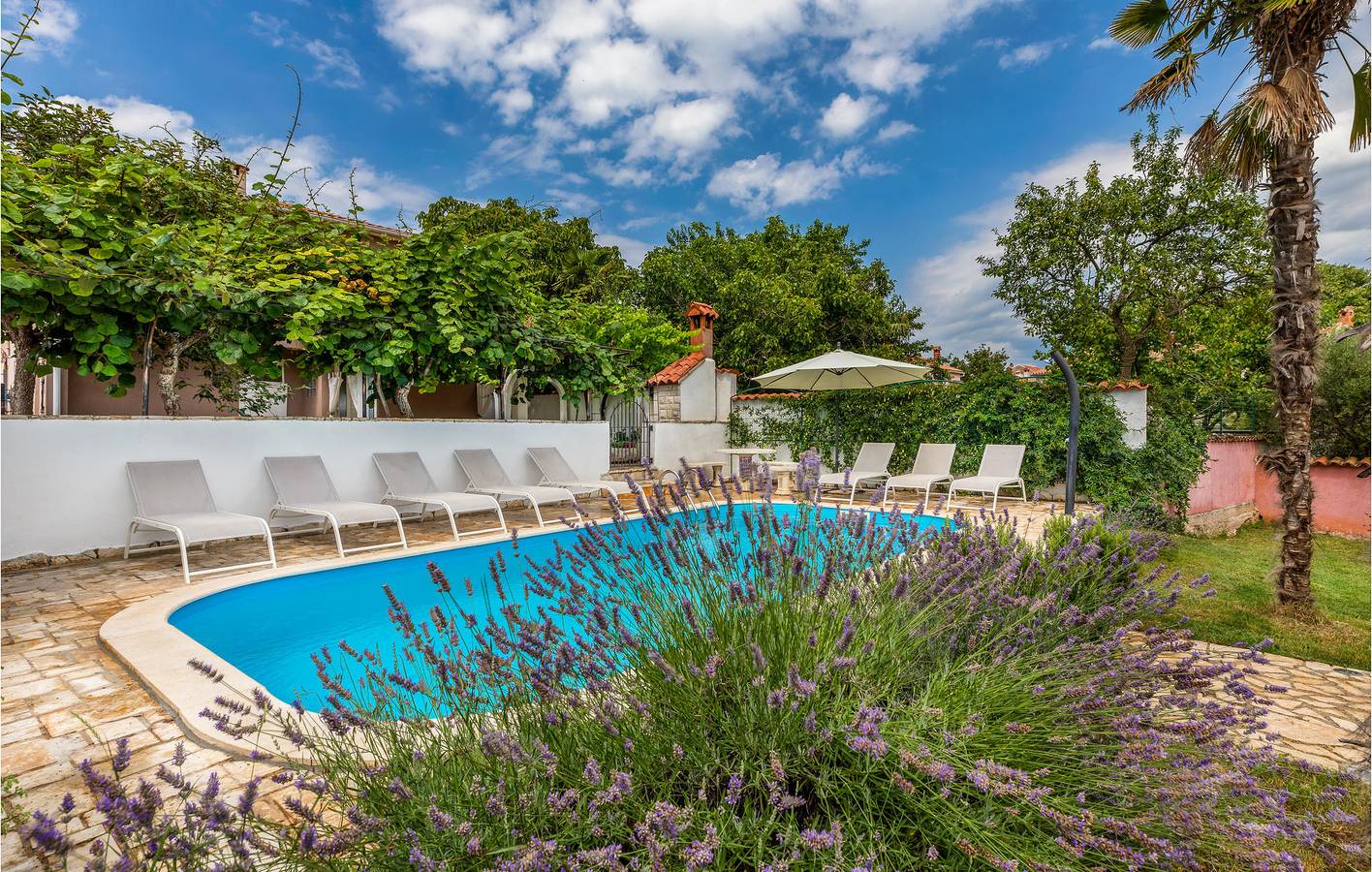 Charmante 2-Zimmer-Wohnung mit Pool, Terrasse und WLAN in der Nähe von Labinci in Kastelir, Općina Kaštelir - Labinci