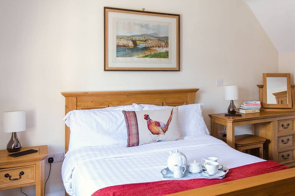 A sudeley castle cottage that sleeps 4 guests  in 2 bedrooms in Winchcombe, Gloucestershire