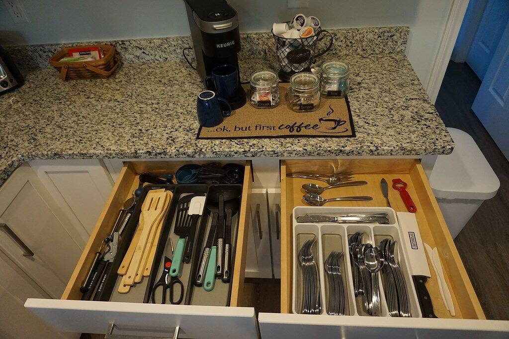 Newly renovated, water views, Ez beach access, King bed, towels/linens/grill! 🌞 in Surf City, Topsail Island