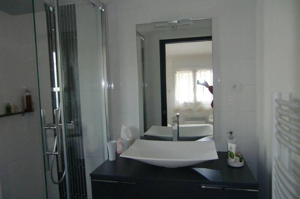 Entire apartment, Quiet T2 with swimming pool in Velaux, Aix-en-Provence region
