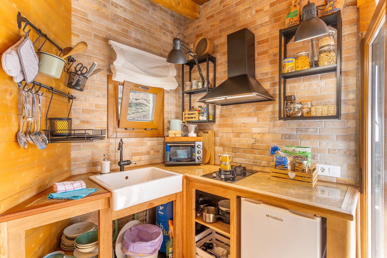 Apartamento entero, Vacaciones 'Ático Fuente Hervera' con vistas a la montaña, Wi-Fi y aire acondicionado in El Peñón, Vega de San Mateo