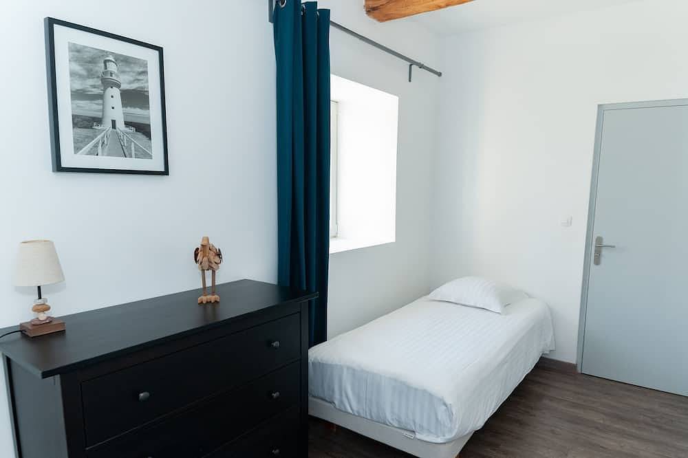 Cottage sleeps 4 near the D-Day landing beaches. Pets allowed in Saint-Benoît-de-l'Aure, Bayeux region