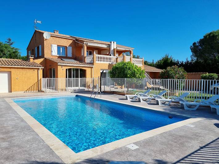 Gîte pour 4 personnes, avec piscine ainsi que terrasse et jardin
