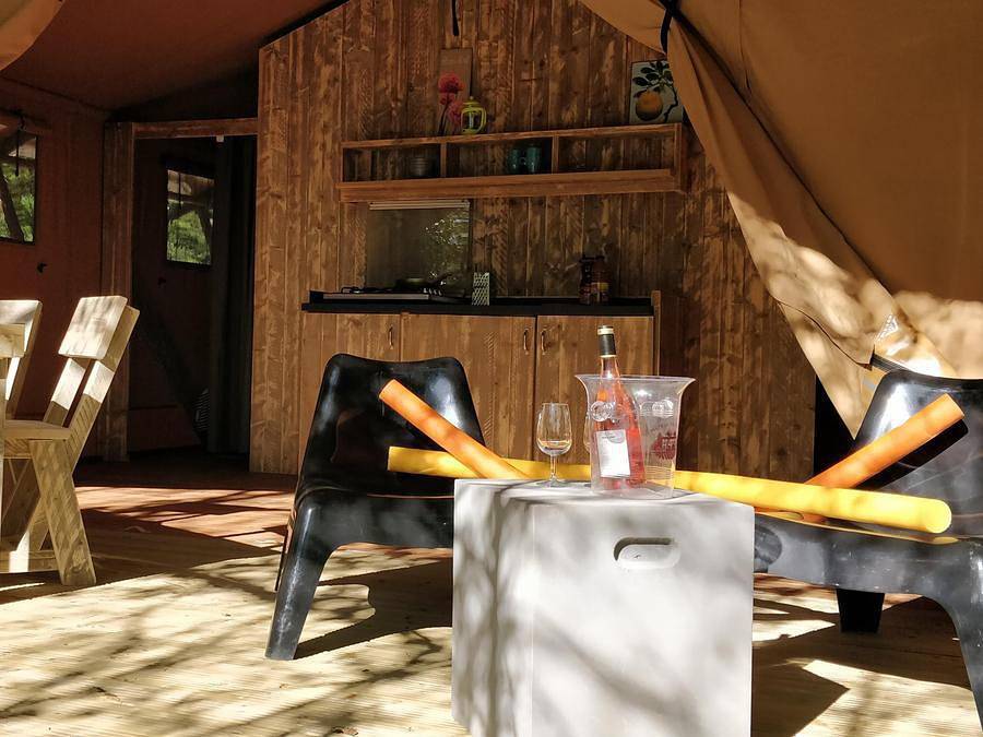 Camping Brantôme Peyrelevade - Tente en toile et en bois 4 personnes - Tente Luxe Lodge Safari Dimanche bord de rivière 40 m2 in Brantôme en Périgord, Périgord Vert