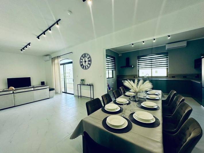 Ferienwohnung für 10 Personen, mit Balkon und Terrasse sowie Ausblick in Mellieha