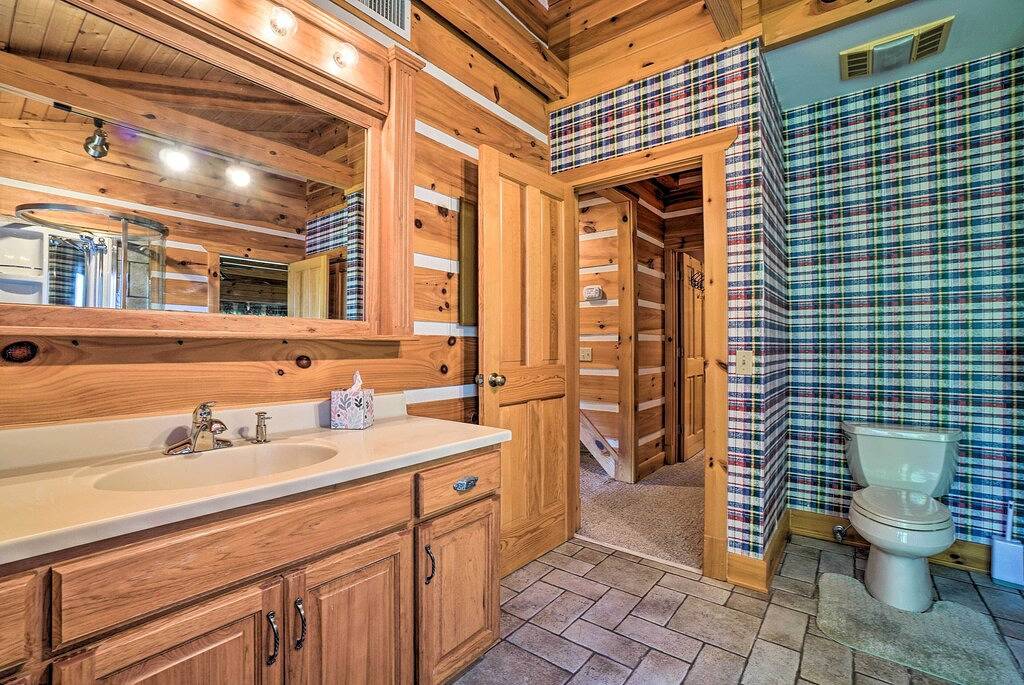 Custom Cabin w/ 12 Acres on Dale Hollow Lake! in Dale Hollow Lake