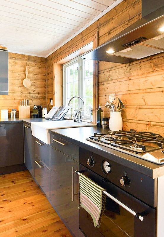 Traditionelle Hütte mit Nebengebäude in den Bergen in Gol