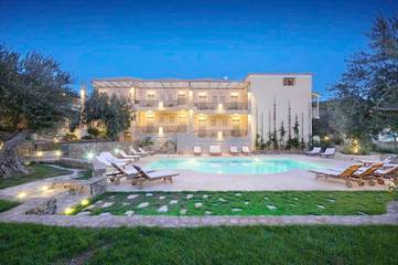 Cottage pour 2 personnes, avec balcon ainsi que jardin et piscine dans Poros