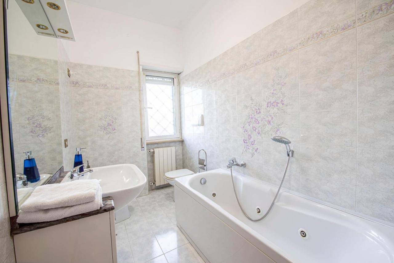 Appartamento intero, Two-Bedroom Apartment in Casal Morena, Roma