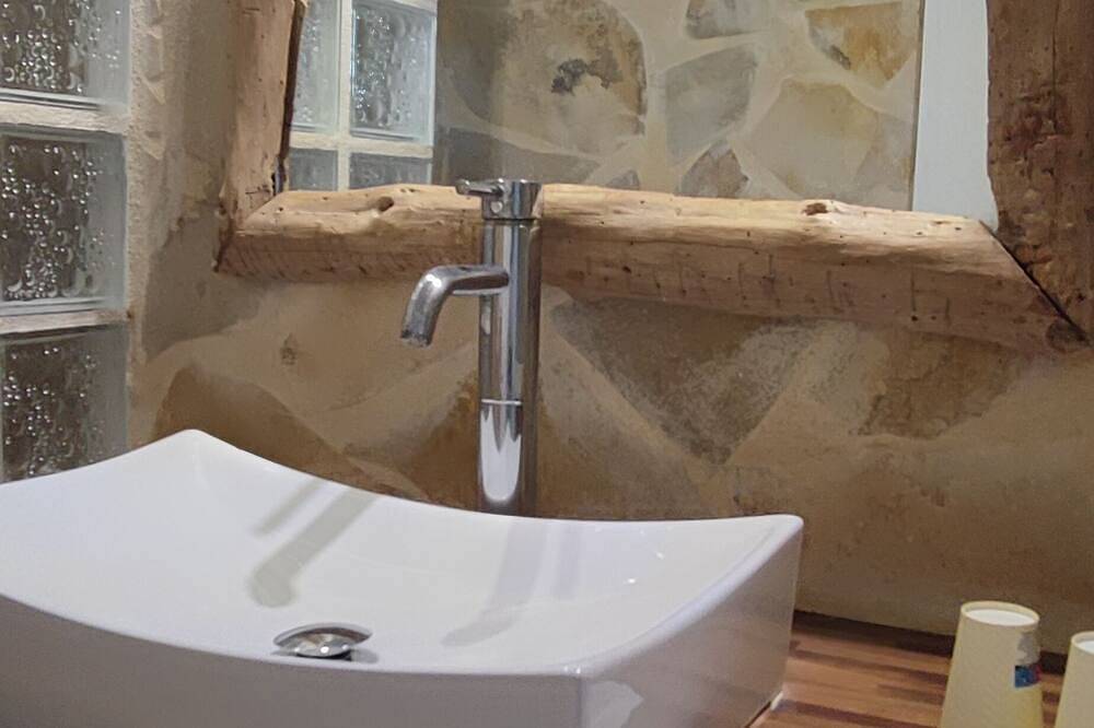 Apartamento entero, Cozy air-conditioned studio in Camargue with free parking, pets allowed in Vauvert, Region de Nimes