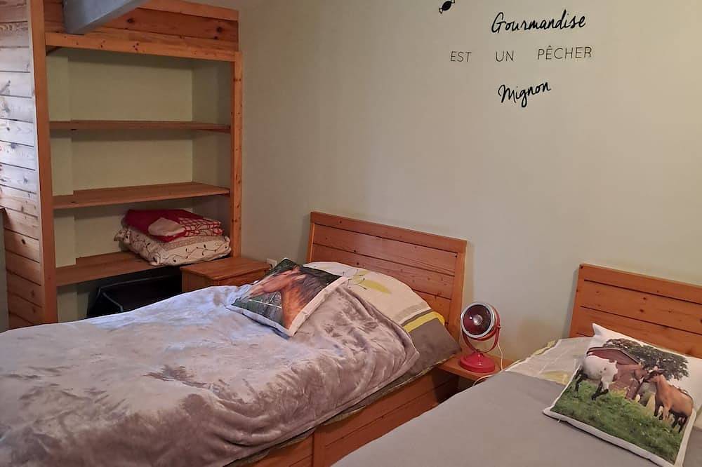 Le Chalet,  Mt-St-Michel 12mns, St-Malo 30 mns. Ping-pong, baby-foot, animaux... in La Boussac, Région de Saint-Malo