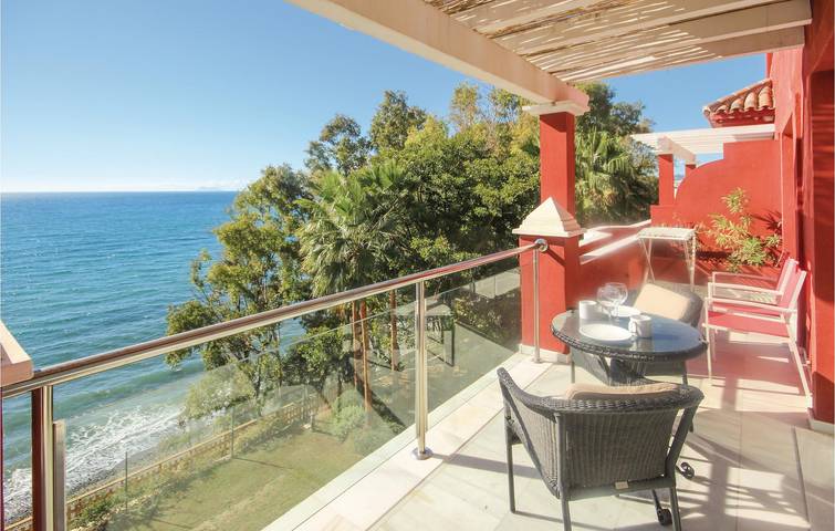Entire holiday apartment, La Rada Breeze: Cozy Apartment with AC, Terrace & Parking in Playa del Angel (Estepona), Estepona