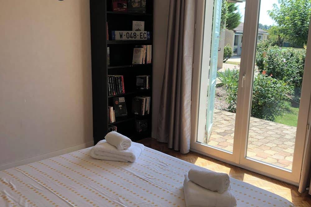 Villa at the foot of the Vercors with swimming pool, tennis court and boules pitch on 5000m2 garden in Chabeuil, Valence region