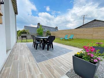 Gîte pour 6 personnes, avec terrasse et jardin à Lanouée