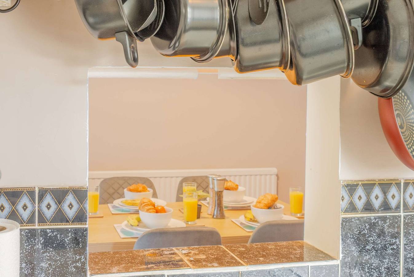 Spacious 4-Bed House    Guildford    Free Parking in Worplesdon, Guildford