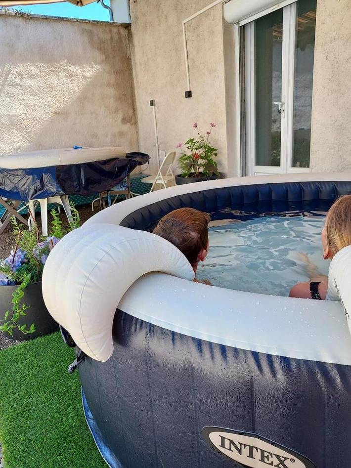 Gîte pour 6 personnes, avec Jacuzzi et Terrasse ainsi que Jardin et Vue dans Frasne-les-Meulières