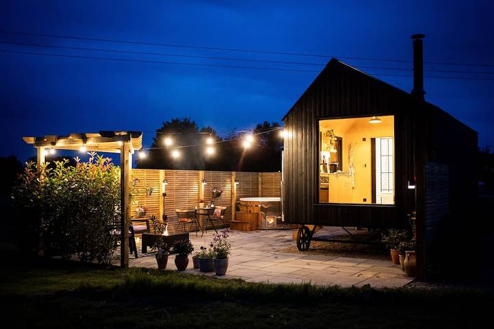 Glamping for 2 people, with terrace and hot tub as well as garden in Suffolk