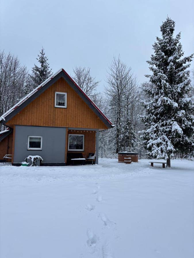 Domek letniskowy dla 6 osób, z ogród i jacuzzi, zwierzęta dozwolone w Brenna