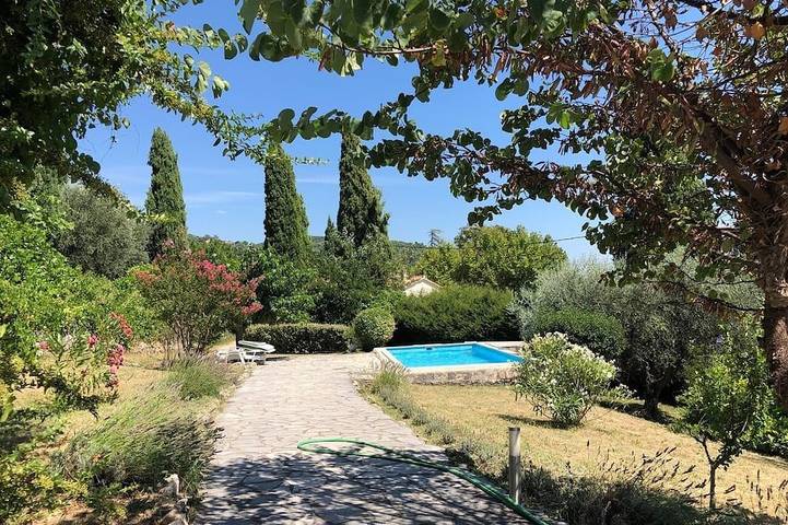 Location de vacances pour 6 personnes, avec jardin et terrasse à Seillans
