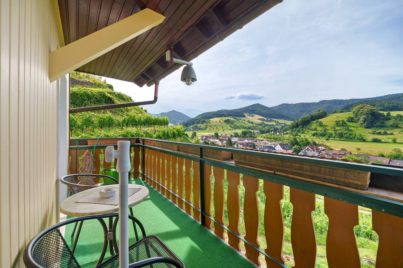 Zimmer '10' mit Bergblick, Gemeinschaftsterrasse und Wi-Fi in Glottertal, Südschwarzwald