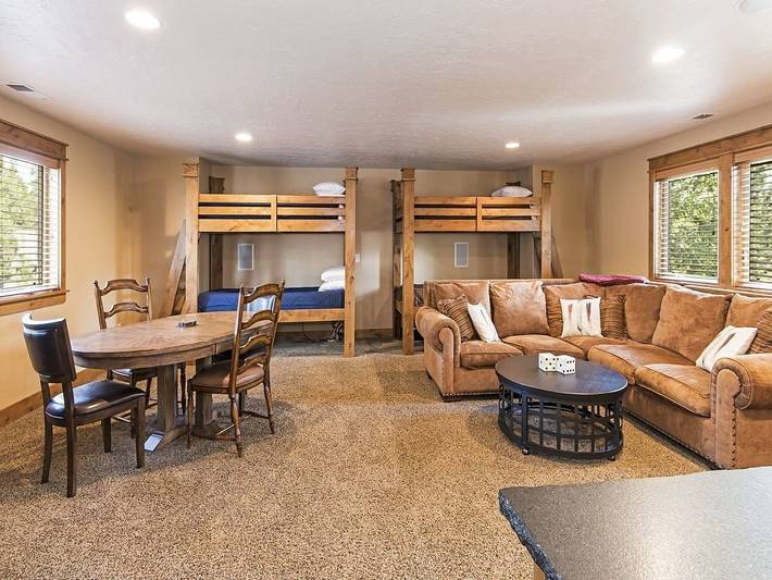 Vacation rental for 12 people, with yard and hot tub as well as pool in Sunriver