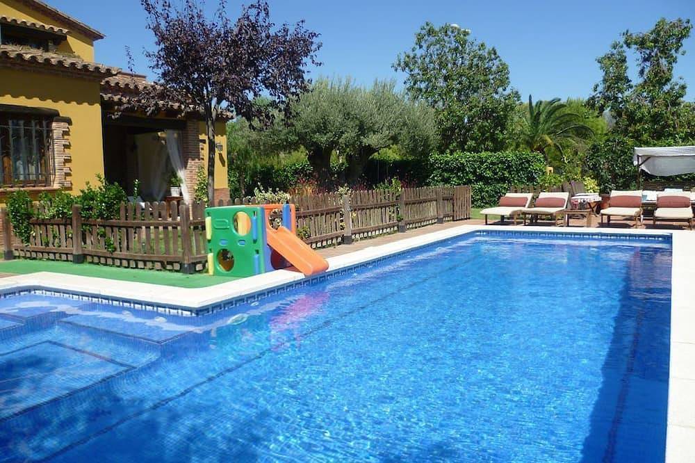 Beautiful and quiet villa near beach. Large garden, fenced pool and barbecue in Vandellòs i l'Hospitalet de l'Infant, Costa Dorada