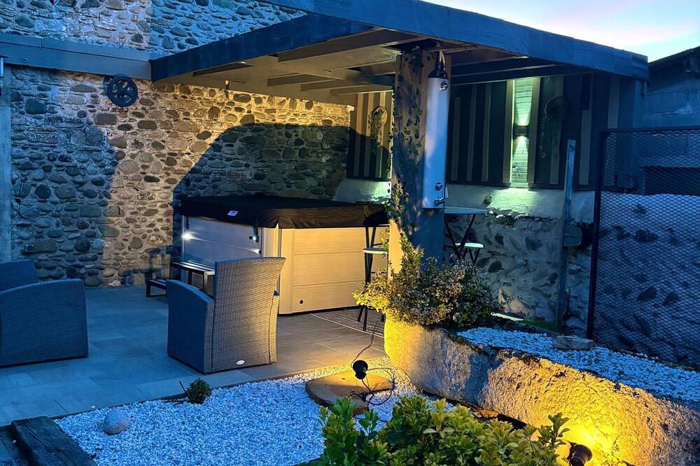 Appartement entier, Charme/Détente : Grange béarnaise rénovée avec Spa in Verdets, Béarn